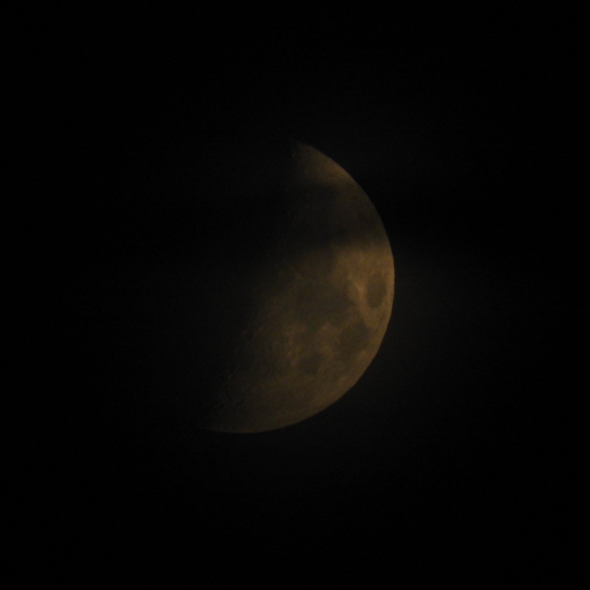 SpitfireSteve's tweet photo. #MoonObserversDay @MoonHourSocial @chickebabe3 @nasahqphoto Last one's for tonight I think. 20.20, 21/10/23 https://t.co/uDt9x4djfu