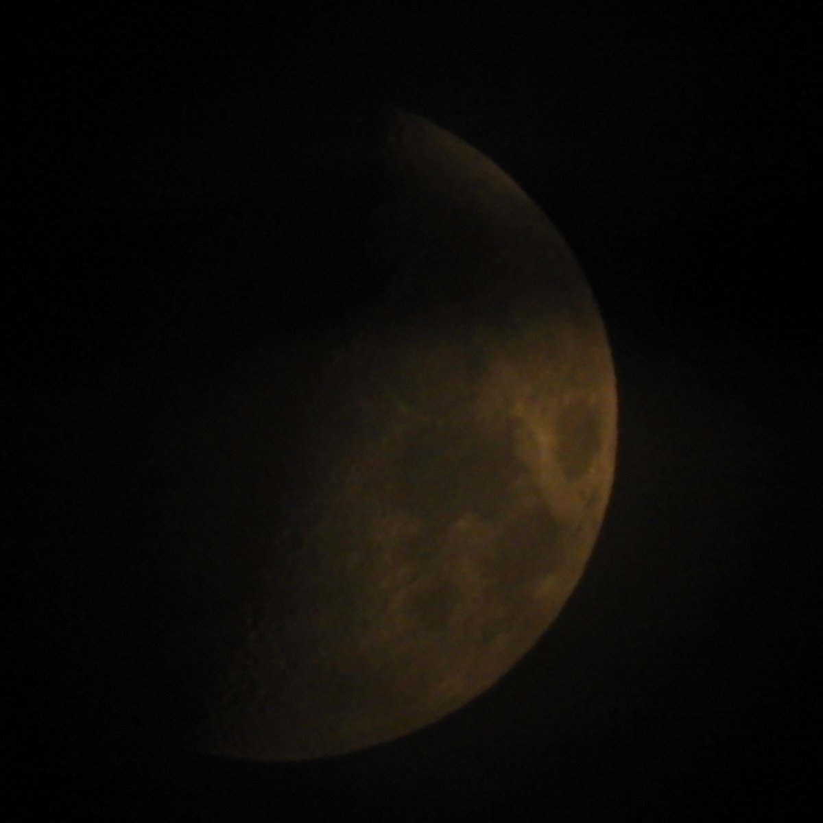 SpitfireSteve's tweet photo. #MoonObserversDay @MoonHourSocial @chickebabe3 @nasahqphoto Last one's for tonight I think. 20.20, 21/10/23 https://t.co/uDt9x4djfu