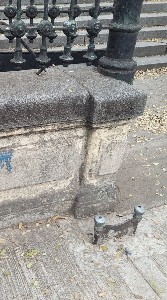 bsasperdida's tweet photo. Obsoleto desde las calles adoquinadas o asfaltadas, con ustedes: el sacabarro. En este caso uno de los de la entrada de la iglesia Inmaculada Concepción de la calle José Cubas y Concordia https://t.co/fzuJZBzb7V