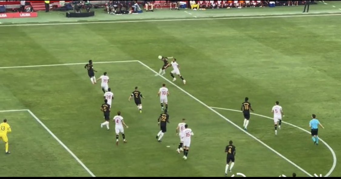 Los de Roures practican terrorismo informativo.

Carlos Martínez afirmó durante la retransmisión que el realizador era Oscar Lago. La imagen que ofrece un aficionado (derecha) es mucho más clara que la de Mediapro y el VAR. 

Sigo dudando si el VAR recibe todas las imágenes.