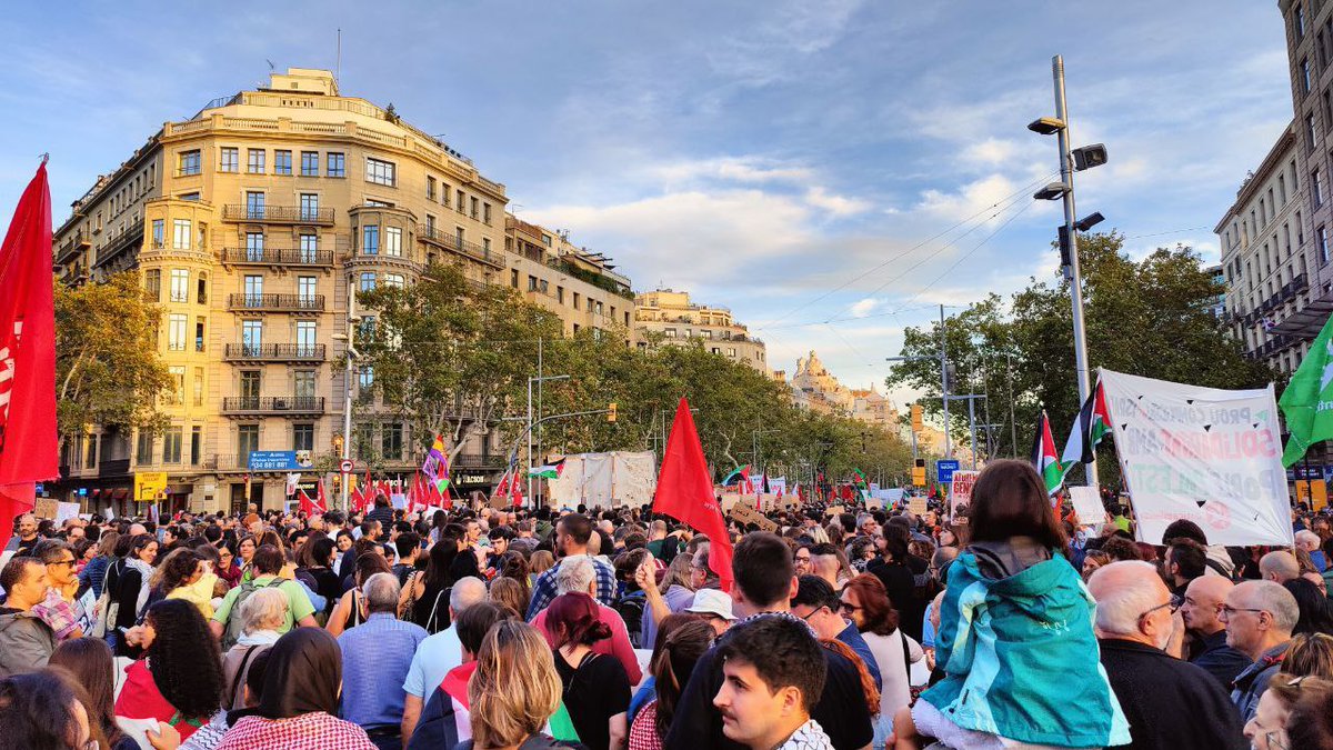 Avui hem estat presents a la manifestació en suport al poble palestí, contra l'apartheid impostat per l'estat israelià i per la pau.
#FreePalestine