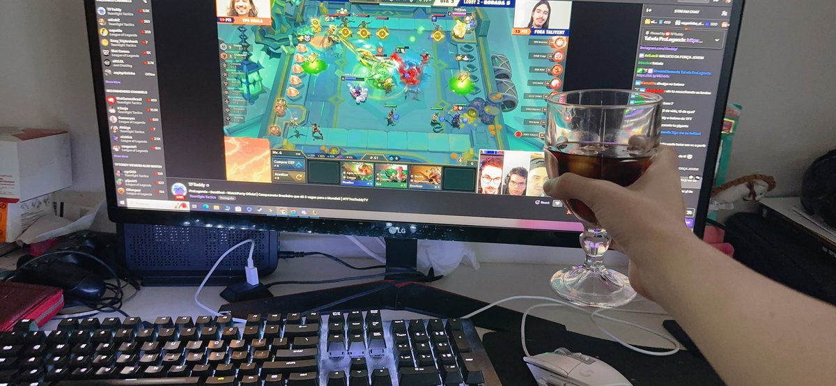 Fofinhawn's tweet image. Torcida sóbria só na coquinha relaxada✅

#TFTnaToddyTv
#Prolegends