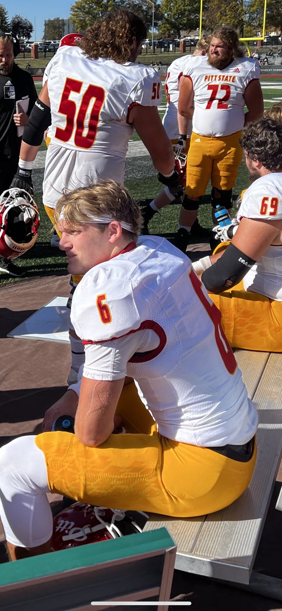 Touchdown Gorillas!! Ty Pennington runs it in from 3 yards out to score the first points of the day! Pitt State leads 7-0
