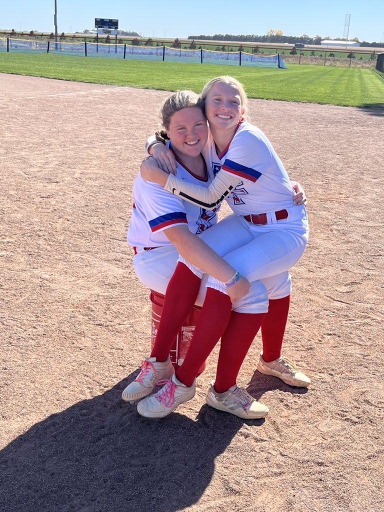 ProdigyMarkey's tweet photo. The girls went 3-0 today in pool play! Brooklyn B. and @JocelynOltman  each threw a no hitter! 💪🥎 

First bracket game tomorrow at 11:00. @GirlsProdigy https://t.co/PeGHVB5dmZ