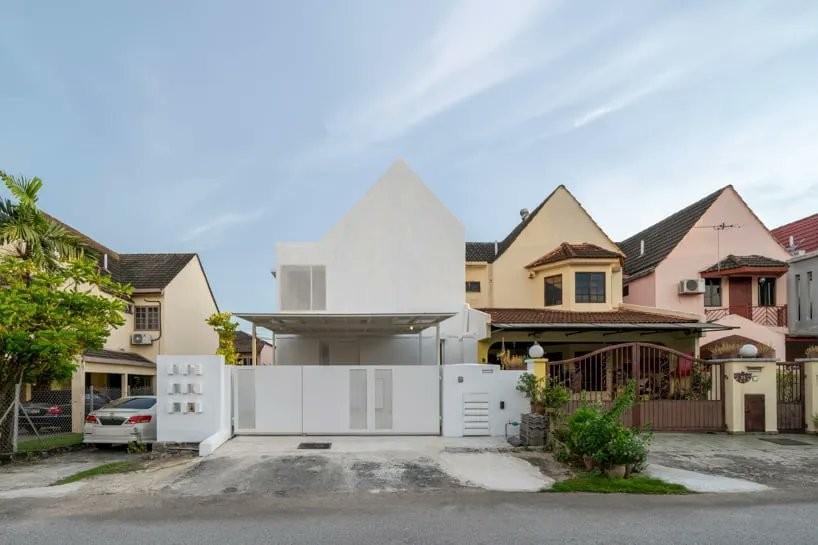 white-washed outer shell enfolds renovated insight house in kuala lumpur #LeadOnClimate #landscapearechitecture #화석연료에서 #summer  
Original: designboom