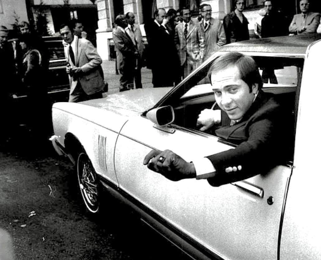 officetutorials's tweet photo. On this date in 1976, Johnny Bench checks out the Thunderbird he received from Sport magazine after being named MVP of the 1976 World Series. #JohnnyBench #1976WorldSeries #MVP #thunderbird #SportMagazine ⚾️❤️ @JohnnyBench_5 https://t.co/5K7VNcMenx