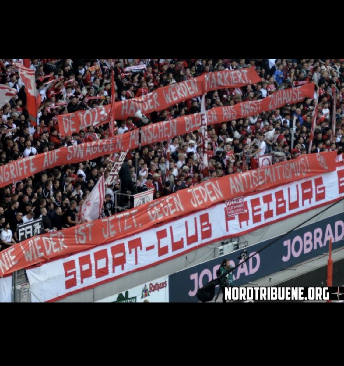 „Deutschland 2023: Häuser werden markiert. Angriffe auf Synagogen. Menschen bleiben aus Angst zu Hause. Nie wieder ist jetzt. Gegen jeden Antisemitismus!“
Dank an die Fans des <a href="/scfreiburg/">SC Freiburg</a>! Fußball ist (mancherorts) auch politisch. Zum Glück.