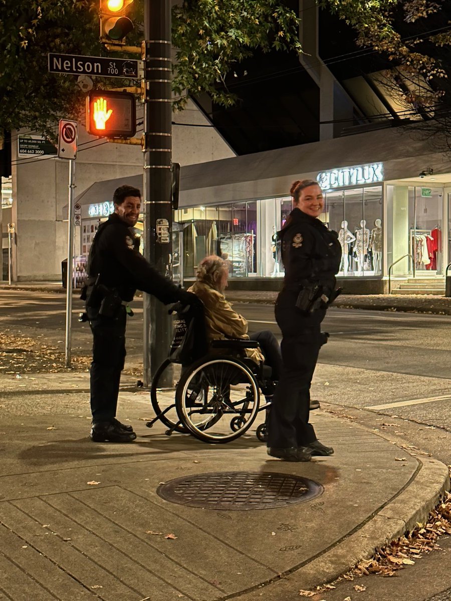 Was sent this picture of #VancouversFinest always finding time to help out, even though this weekend alone, we are juggling about 2000 police calls. In addition, we have about 350 officers called out for numerous protest/demos. #Compassion