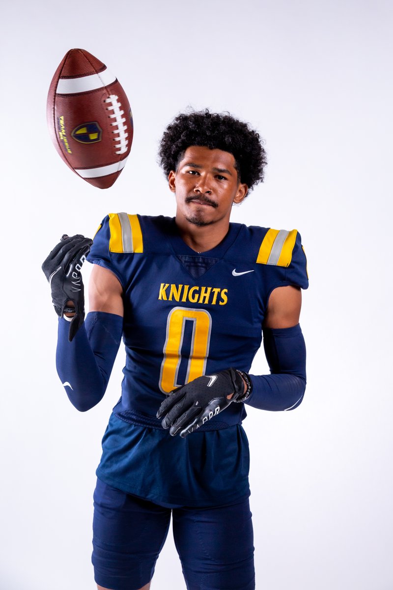 🏈 | 🎩🎩🎩

HAT TRICK!!! DWIGHT LEWIS gets his third pick of the game and this game is gonna be over soon!! 

2:17 to go in the game, a first down will ice the game!