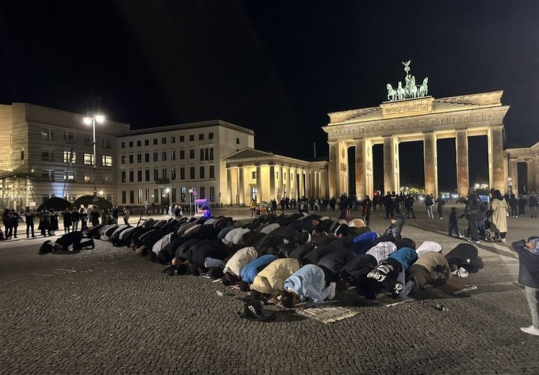 Es ist eine Machtdemonstration des Islamismus im Herzen der deutschen Hauptstadt! Was macht der regierende #CDU Bürgermeister von #Berlin Herr Kai #Wegner eigentlich beruflich? 🇩🇪 #b2110 #Israel