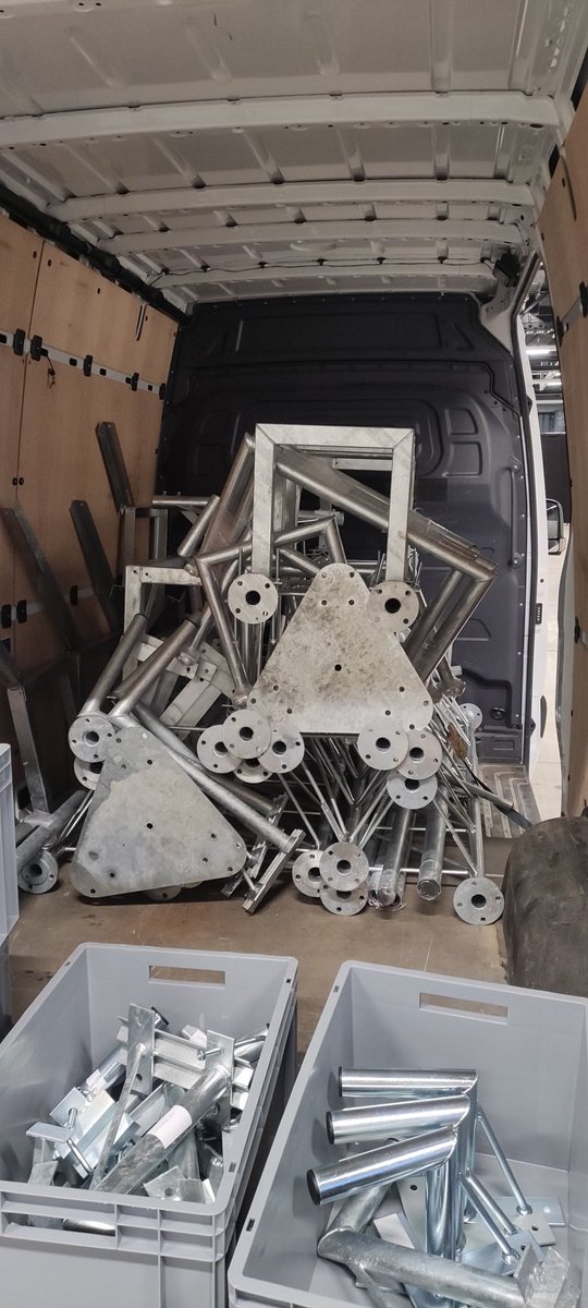 Il est déjà temps de ranger et de rentrer : ce #HAMEXPO, c'est 900 kilogrammes de matériel avec tous les équipements dans un camion 10m³ en mode #Tetris. 3.6T manipulé en 48h à la seule force des bras, pas besoin de salle de sport !!