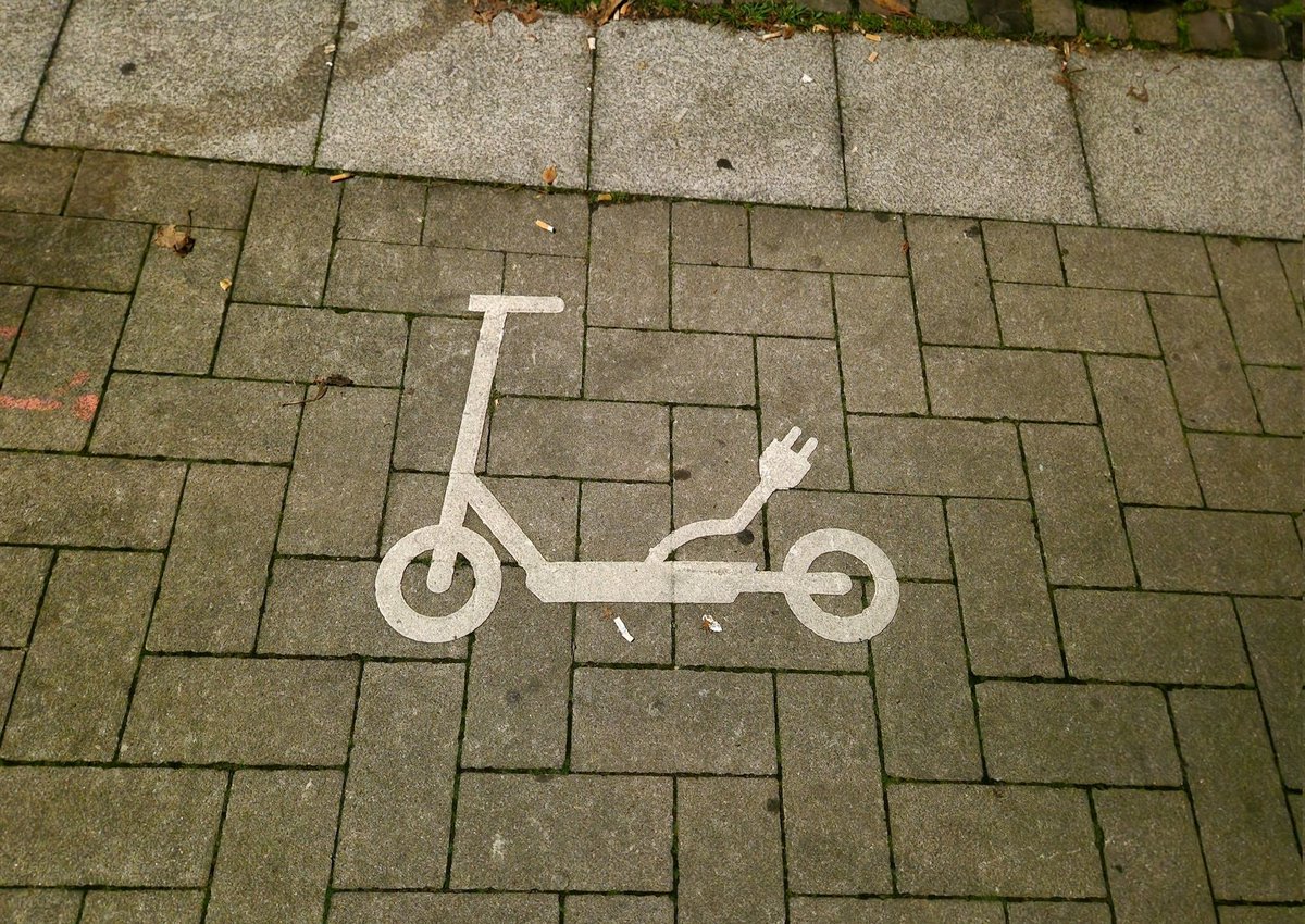 Sol4r1s's tweet photo. Habt ihr eigentlich bei euch auch gekennzeichnete E-Scooter Abstellaufladezonen?

#ms4life https://t.co/5kMH4wqpft