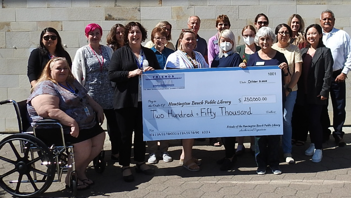 CityofHBPIO's tweet photo. The Friends of the HB Library (FOTL) presented a check for $250,000 to the City's Library Division. The FOTL is a nonprofit group that raises money for the City's Library system, raising over $2.5M in the last 10 years.

To read more, please visit https://t.co/ZMsohmebia https://t.co/pUBEW9IrxX