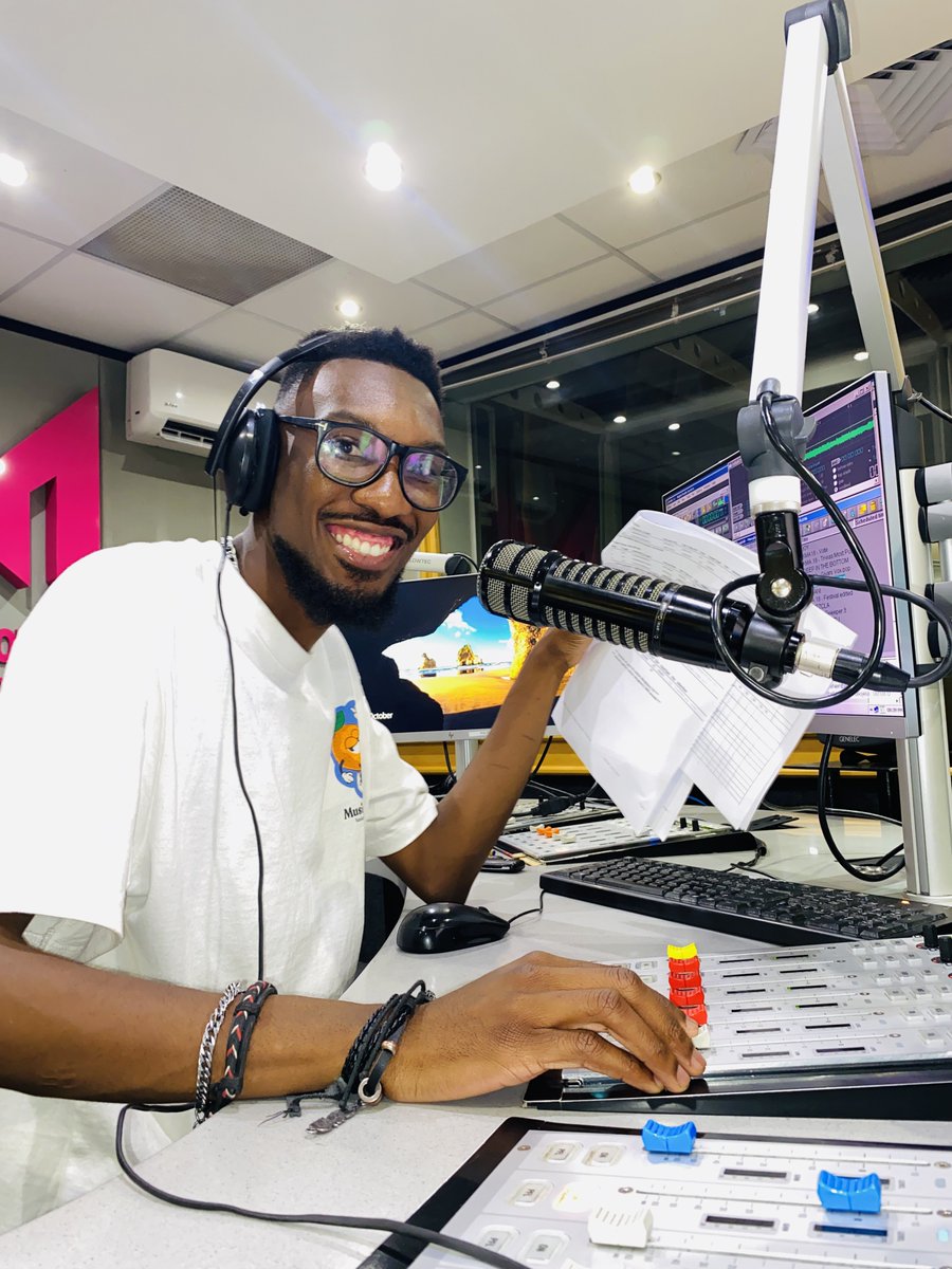 GivenMabunda_'s tweet photo. #HiPfurhaMalangavi The Radio Guy
#CampusConnection https://t.co/wqer692tc9