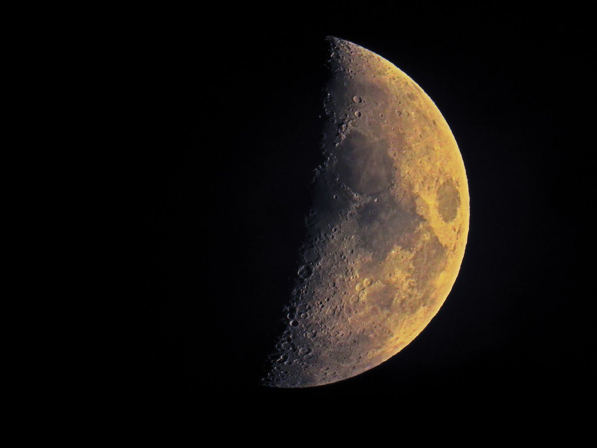 lakazel's tweet photo. Ich konnte was erkennen, aber es war mir leider nicht genug! Ich will mehr!😁#Moon in the first quarter. Trotz der schlechten Sicht fiel mir #Licetus auf, sein Krater f��hrt wie ins Innere. 😉#Görlitz am Abend mit #Landeskrone X und V sind drauf! https://t.co/hoUUSbxwBp