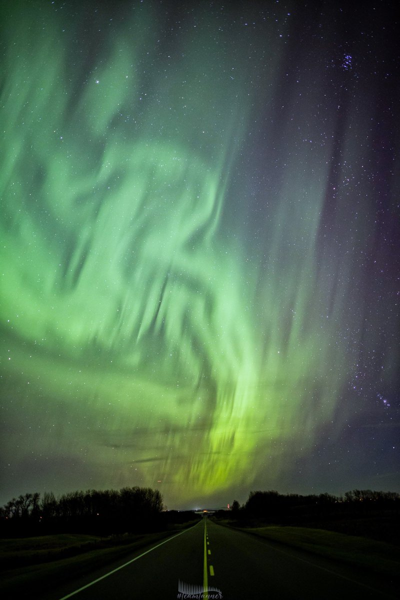 treetanner's tweet photo. Here’s a perspective to show you how high the Aurora was last night!! View on full screen 👀 #aurora #NorthernLights #auroraborealis #teamtanner @dartanner @mikesobel @ScottWx_TWN https://t.co/auGOWovdyR