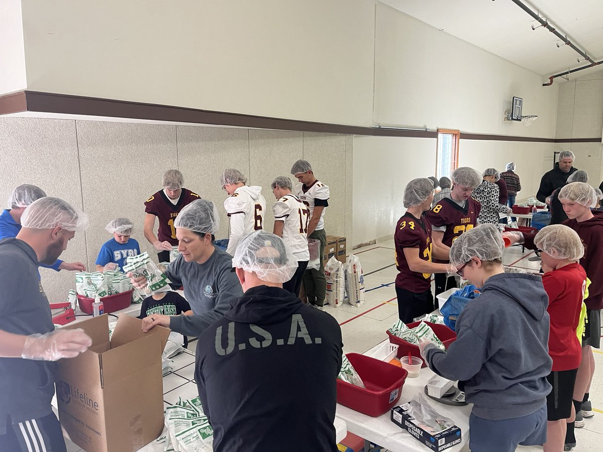 StewieFootball's tweet photo. Today we helped package meals for children and families in need. Great opportunity we had to serve others. We’re proud of our players and program for helping make a difference in the world! #Family #TigerPride https://t.co/uJT4iCyBRj