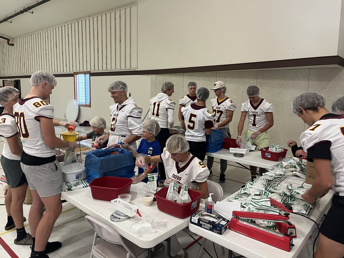 StewieFootball's tweet photo. Today we helped package meals for children and families in need. Great opportunity we had to serve others. We’re proud of our players and program for helping make a difference in the world! #Family #TigerPride https://t.co/uJT4iCyBRj