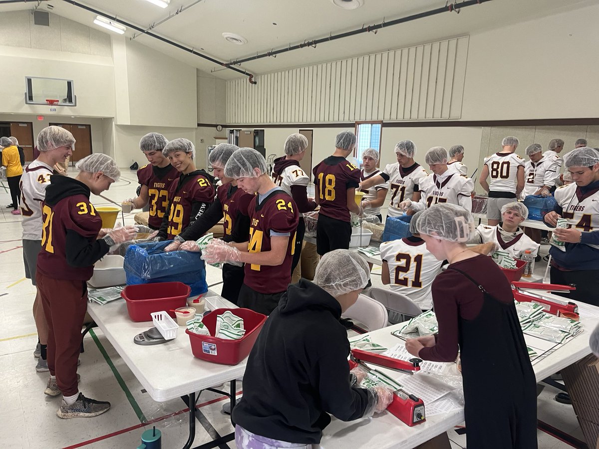 StewieFootball's tweet photo. Today we helped package meals for children and families in need. Great opportunity we had to serve others. We’re proud of our players and program for helping make a difference in the world! #Family #TigerPride https://t.co/uJT4iCyBRj