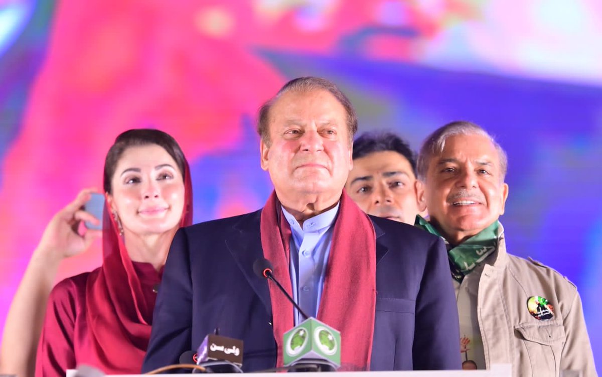 aniqaaaQ's tweet photo. History is being written tonight as Nawaz Sharif makes his epic comeback at Minar e Pakistan. 🇵🇰 #HistoricJalsa https://t.co/zVrqBRauLg