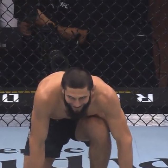 HeenokSG's tweet photo. Je vois aucune différence, quel monstre @KChimaev 😭
#UFC294 https://t.co/oFuJSY74FQ