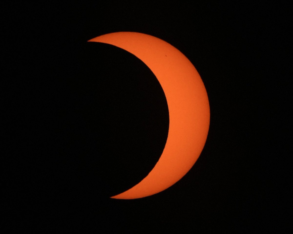 Alex_Cornell's tweet photo. Amazing time viewing and photoaging the solar eclipse! When the Moon passes between the Earth and the Sun we are lucky to see #astronomy in action. The moon is moving an inch away from the Earth each year so we are lucky to have annular and total eclipses now. #eclipse #earth https://t.co/K2lfbRRwQQ