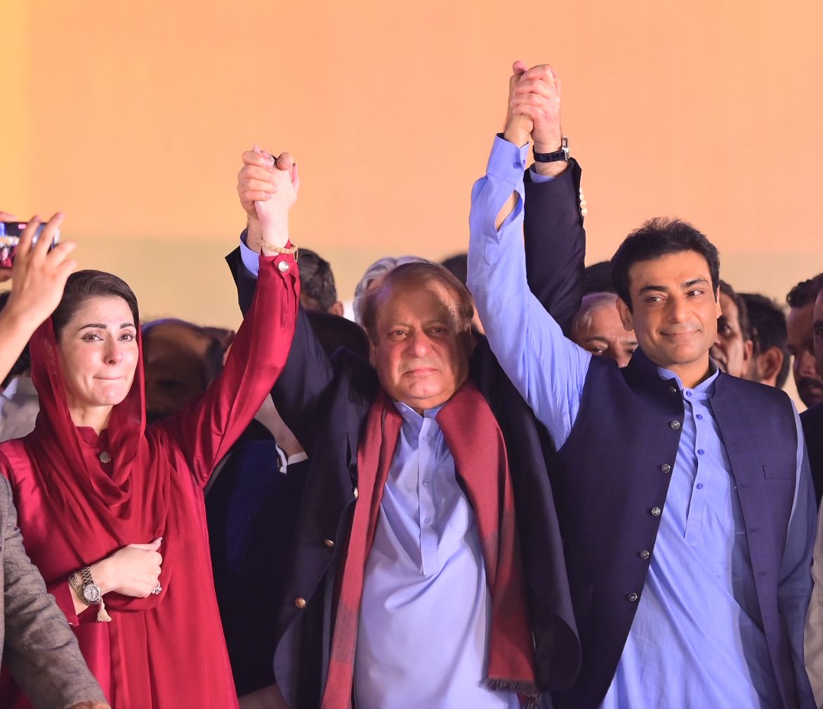 aniqaaaQ's tweet photo. Nawaz Sharif's comeback brings renewed energy to PML-N's electoral preparations, with a vision of a prosperous Pakistan. #HistoricJalsa https://t.co/e1yPlIQYV0