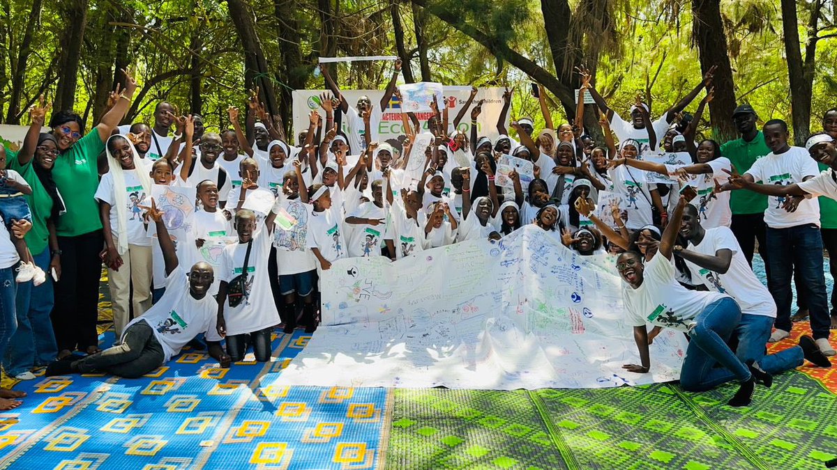 Jve_Senegal's tweet photo. La campagne de #plaidoirie #YonnuCop28 est lancée, le programme #KidsEcoAction est lancé. C’est partie pour 60 jours d’activisme🤌🏻.  
Merci au partenaire @savechildrenSN dans le cadre de ce projet #Enfants! Acteurs de changement.
@UEauSenegal @unicefsenegal @CCNUCC #kebetu https://t.co/cbECfeVDBv