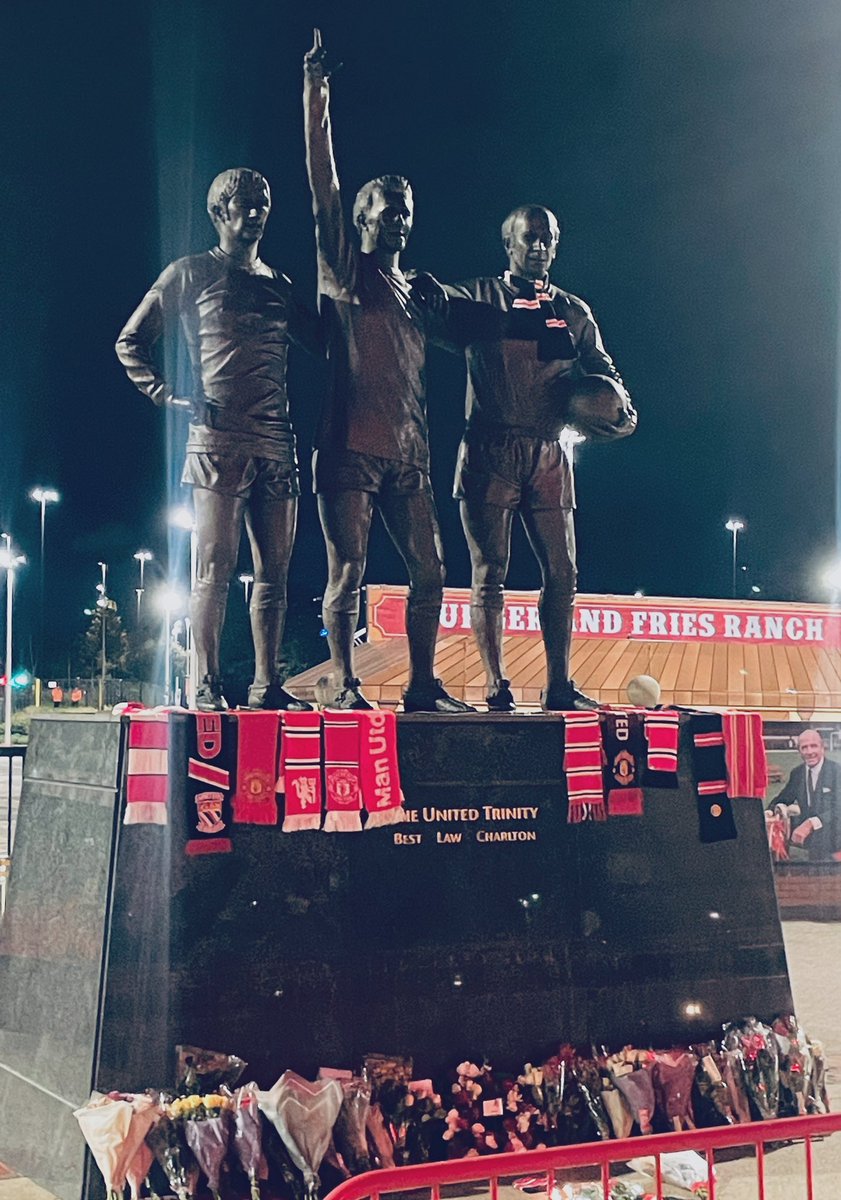 Nice touch to see Sir Bobby Charlton’s Trinity statue wrapped in a Man Utd flag tonight. (If you’re going to OT there are now barriers and a one way system in place to lay flowers.)