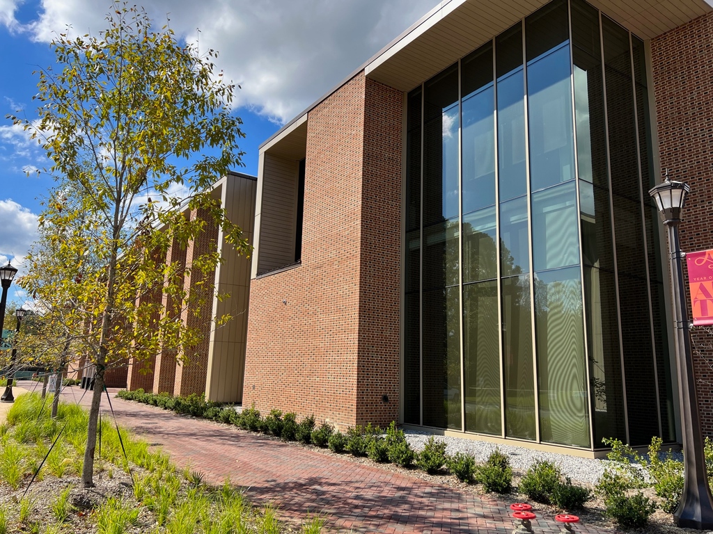 Let the homecoming festivities begin! 🟢🟡 We’d like to welcome (back) everyone visiting the William &amp; Mary campus this weekend, including acclaimed actress and alum Glenn Close, who is speaking today at the Arts Quarter Dedication and Open House. #VisitWilliamsburg