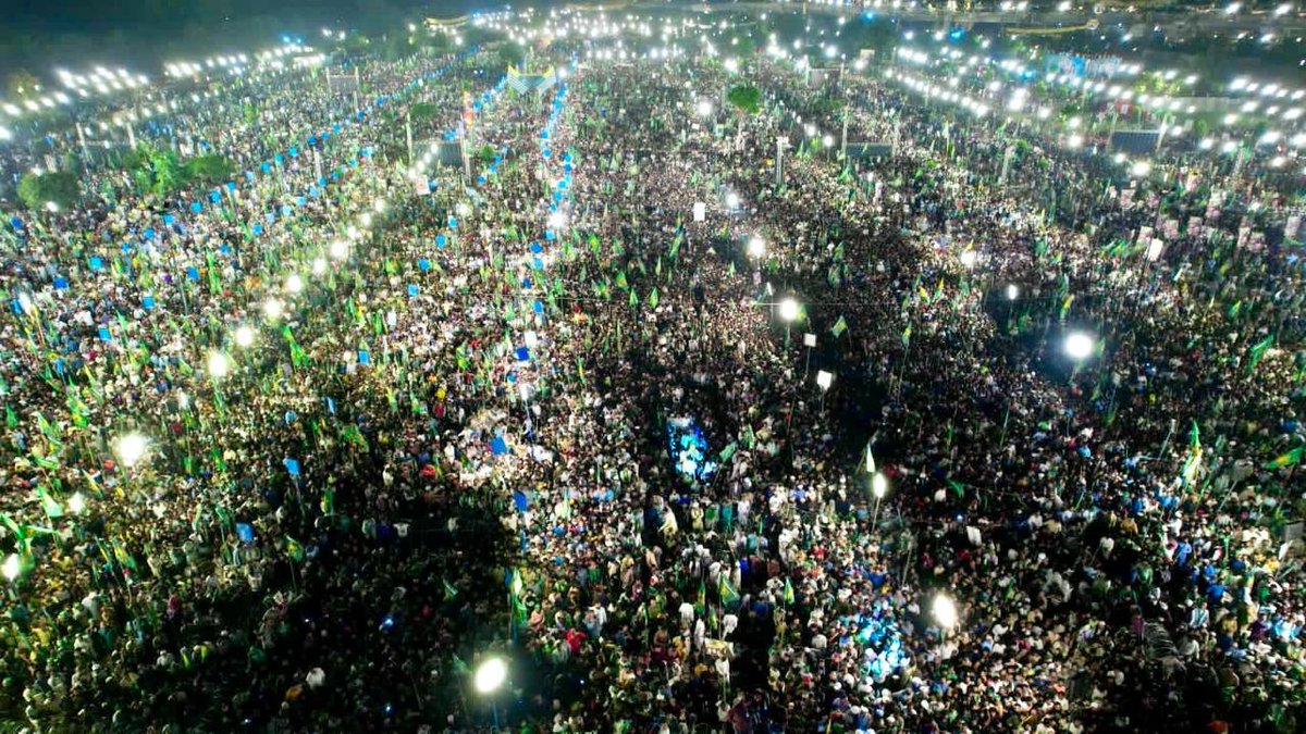 HoorainSheikh92's tweet photo. Pakistan witnessed a historic jalsa as the Noon League stood strong with Nawaz Sharif at Minar-e-Pakistan.
#HistoricJalsa https://t.co/odhzZkaJGv