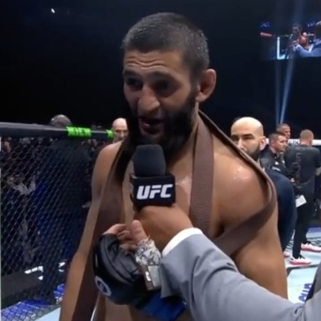 MMArena_'s tweet image. “Si on me donnes l’autorisation (en parlant de kadyrov), je suis prêt à partir en Palestine. Se battre dans l’octogone est facile, je n’ai pas été élevé pour me battre en short, je suis prêt à partir et à mourir pour défendre la Palestine pour l’amour d’Allah”

🗣️ KHAMZAT CHIMAEV