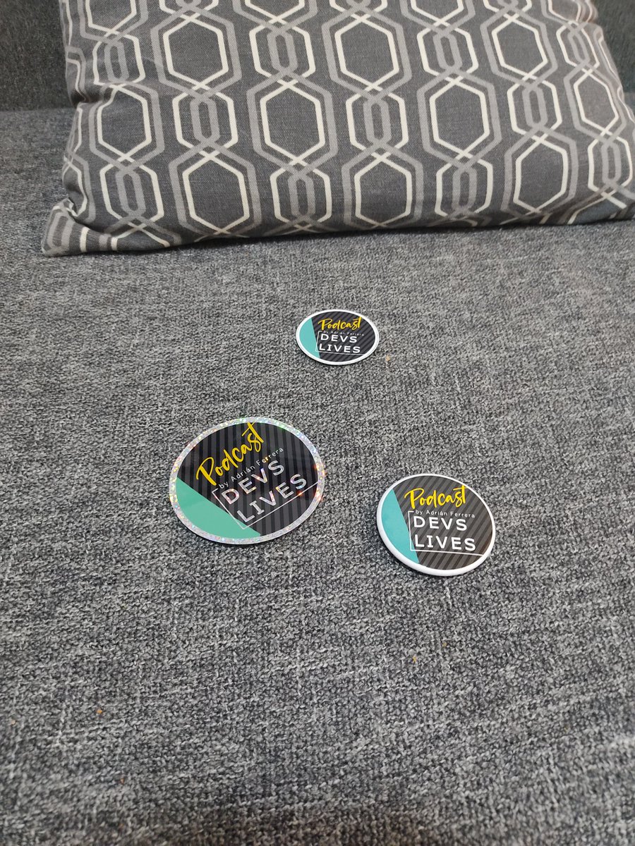 evrtrabajo's tweet photo. Muchísimas gracias a @AdrianFerrera91 por haber cumplido su palabra y acordes de que cuando nos viéramos me daría este fantástico swag de @DevsLives https://t.co/IvH325mxP7