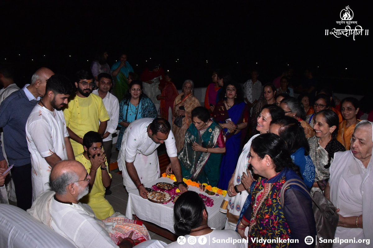 ShriHariMandir's tweet photo. Day 7 - All guests and devotees staying #Atithya #guesthouse are blessed at #Satsang with @PPBhaishri during the Shardiya #Navratri2023 Anushthaan https://t.co/MmXJbenJXR
