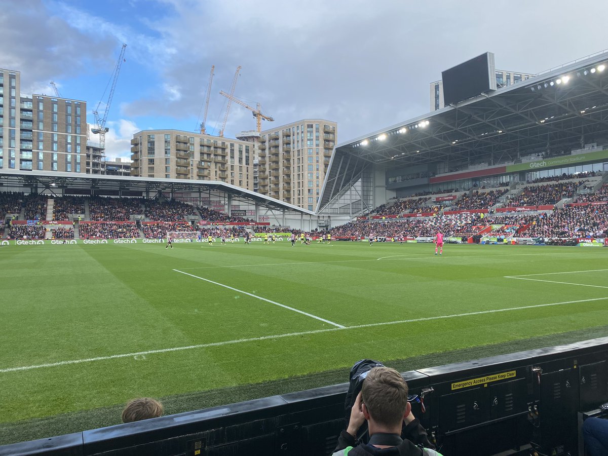 No pre-match for us today…we just missed the KO due to the local plod choosing to divert us round Kew Green when there was barely any flooding on the road up to Kew Bridge 🙄 Anyway great to bee back home again 🐝⚽️♥️😌 #BREBUR #PL #BrentfordFC