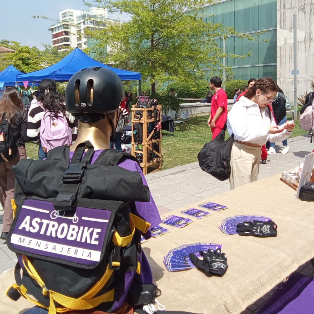 astrobikecl's tweet photo. Compartimos las fotografías de la 2da parte de la feria aniversario de la @USanSebastian que este mes cumplió 34 años. Felicidades! 🎉🎂

Agradecemos a la DAE y todos los estudiantes y emprendedores que compartieron sus experiencias con nosotr@s 🤗✨♻️🚲

#pyme #bicimensajeria https://t.co/GzzsmKQiZU