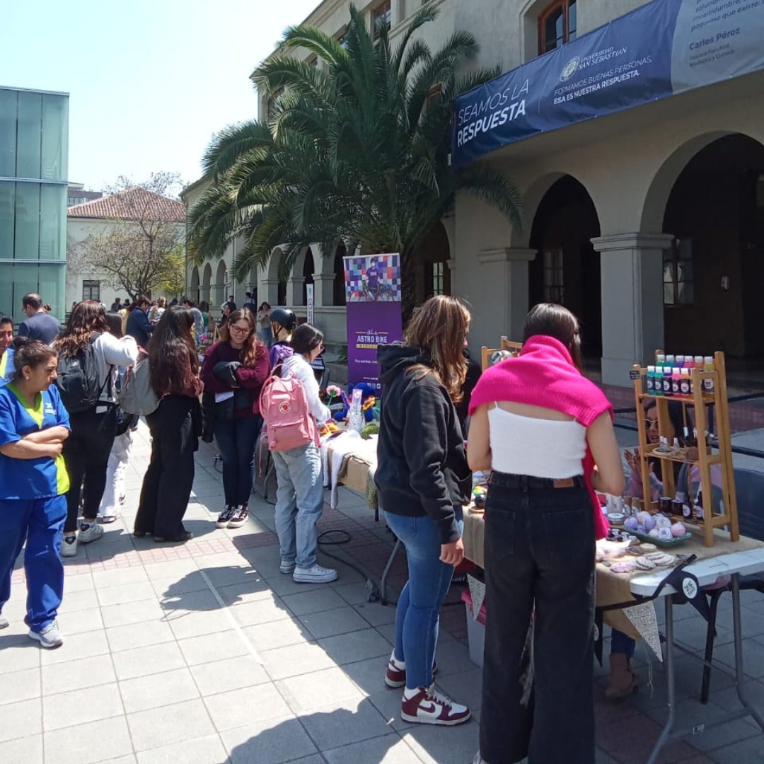 astrobikecl's tweet photo. Compartimos las fotografías de la 2da parte de la feria aniversario de la @USanSebastian que este mes cumplió 34 años. Felicidades! 🎉🎂

Agradecemos a la DAE y todos los estudiantes y emprendedores que compartieron sus experiencias con nosotr@s 🤗✨♻️🚲

#pyme #bicimensajeria https://t.co/GzzsmKQiZU