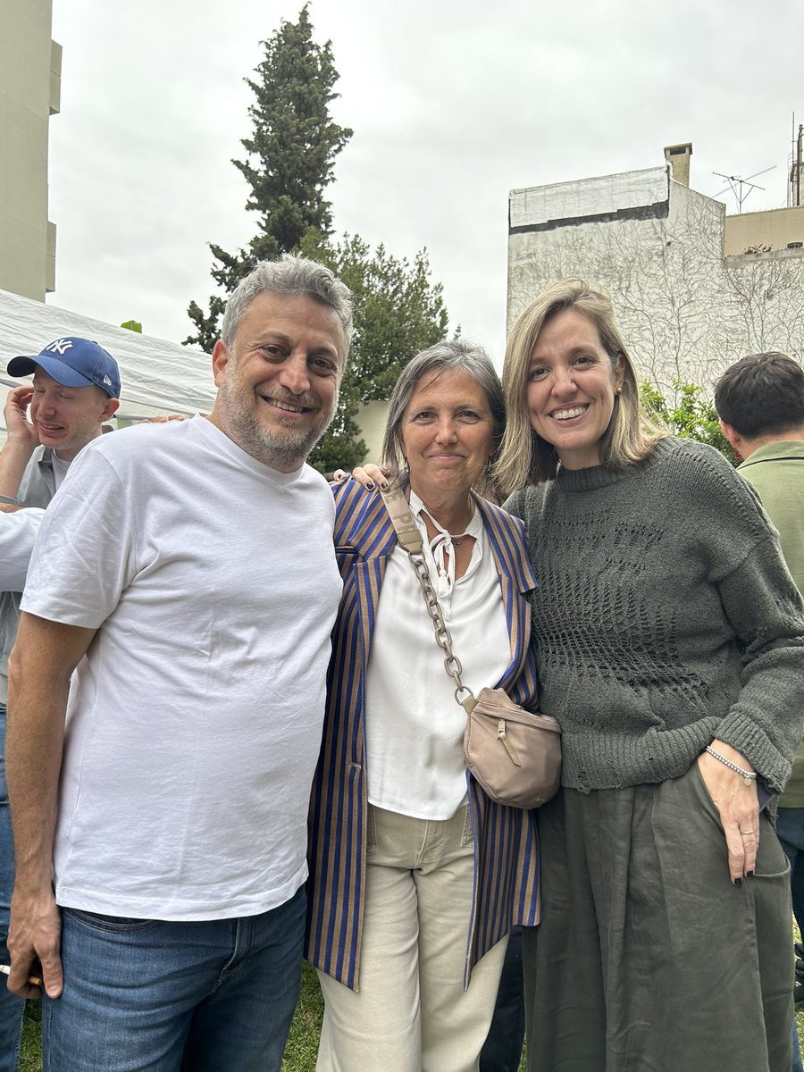 claudiapineiro's tweet photo. En las vísperas con @leandrocahn , Sol, y @silvinamarq https://t.co/3Mzus8kfcv