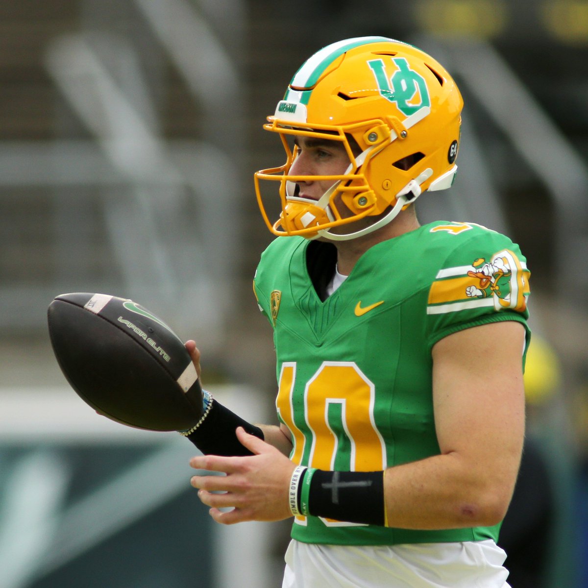 CFBONFOX's tweet photo. These @oregonfootball Retro Unis are 🔥🔥 https://t.co/X9X1aGWrva