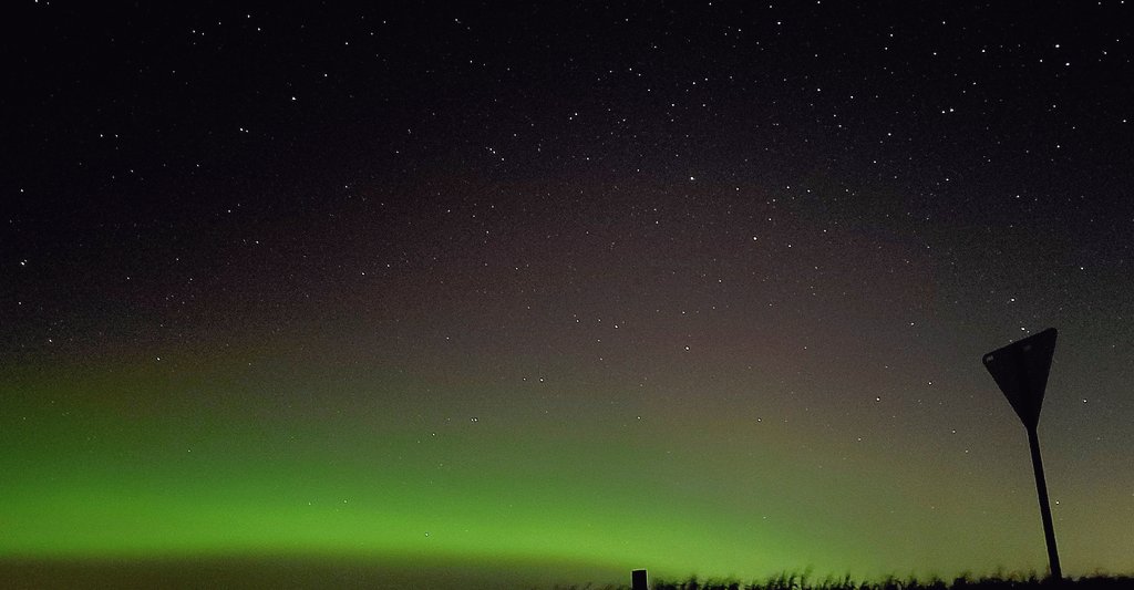 mvinge's tweet image. Last night was fun. While at @hipearlrose very fun Disco Death, I catch hints of enticing aurora data. So, Im enjoying show, occasionally check data, taking notes like a nerd. Show was good, left hang w friends, back to car aftr cpl hrs &amp;amp; get alerts! Scrambled 1hr north to see 😍