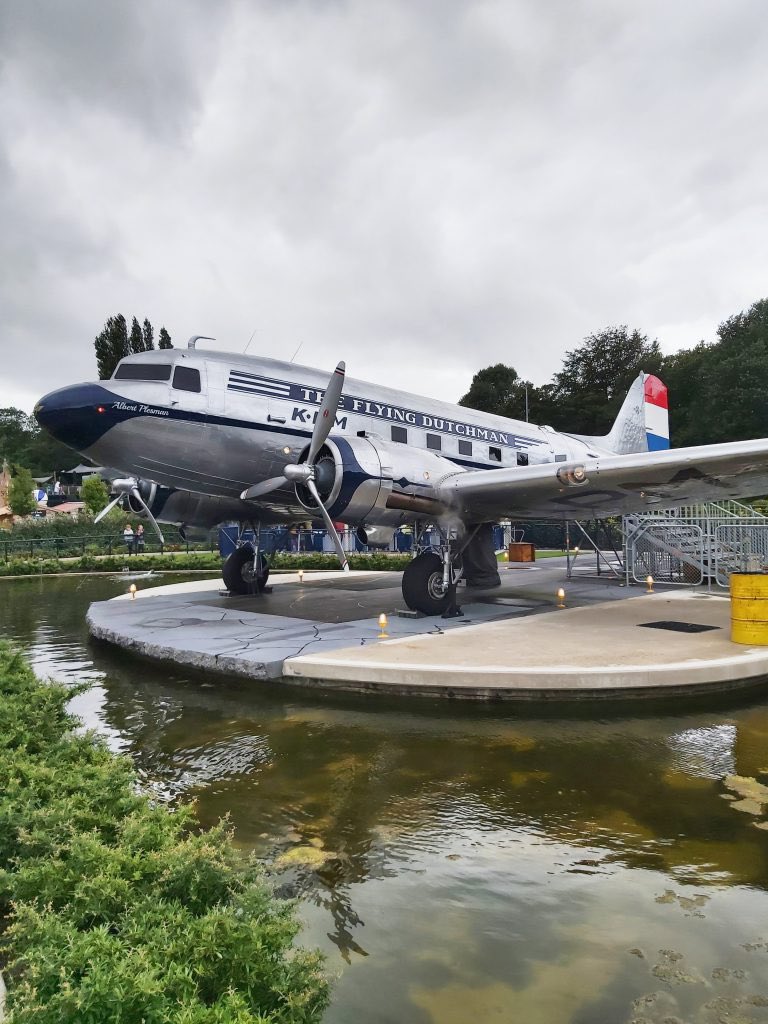 Leeuwmengerink's tweet image. Vandaag bij @Madurodam geweest. Met #audiodescriptie van @komthetzien. Het was geweldig! Jullie zijn toppers! Als #geleidehond van @KNGFGeleidehond moet je soms ook wat doorstaan. Hier wordt Wouter de flying dutchman uit getild omdat er een metalen trap met ronde gaatjes was.