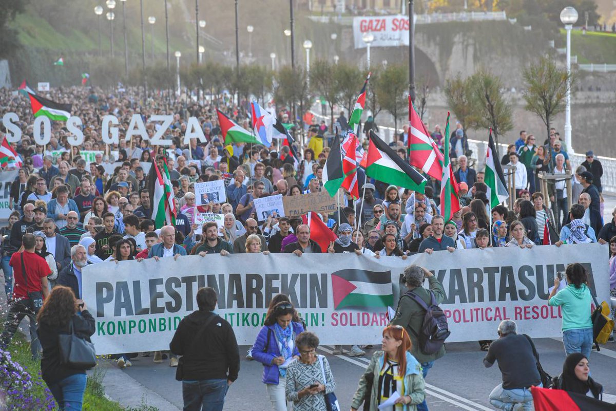 Donostiako kaleak elkartasunez bete dira. Zuekin gaude! Gazako sarraskia gelditu! #SosPalestina🇵🇸