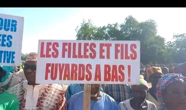 AlerteTemoin's tweet photo. #Burkina_Faso #Est #Tapao #Komandjari : ce 21 Oct, les populations de #Diapaga #Gayeri #Tawori #Natoungou et #Tamboangou ont organisé une manifestation pour demander plus de sécurité.
Les habitants des trois derniers villages demandent en plus le départ du chef de détachement. https://t.co/0PEMQLNTal