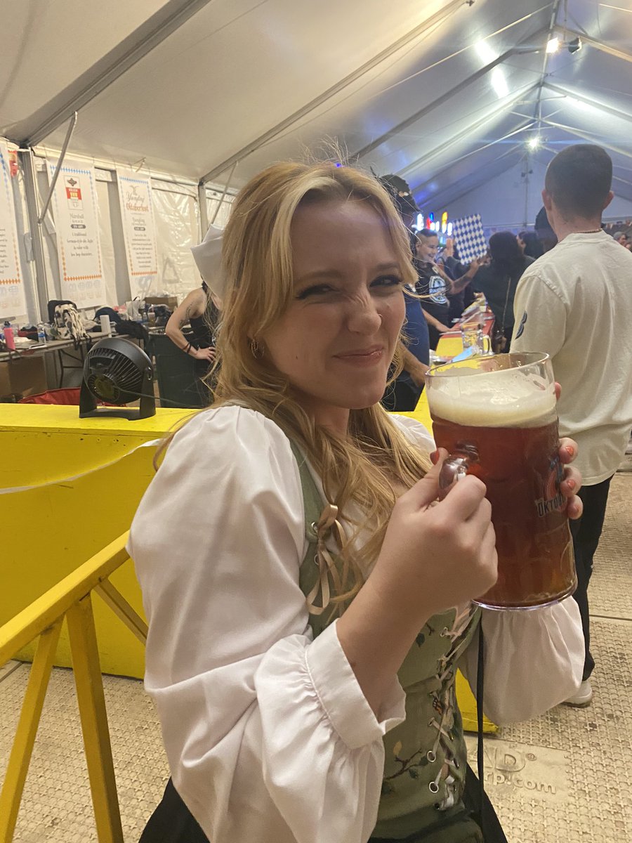 allyblackshare's tweet photo. Loved my fit for Oktoberfest https://t.co/Kmue8uklvQ