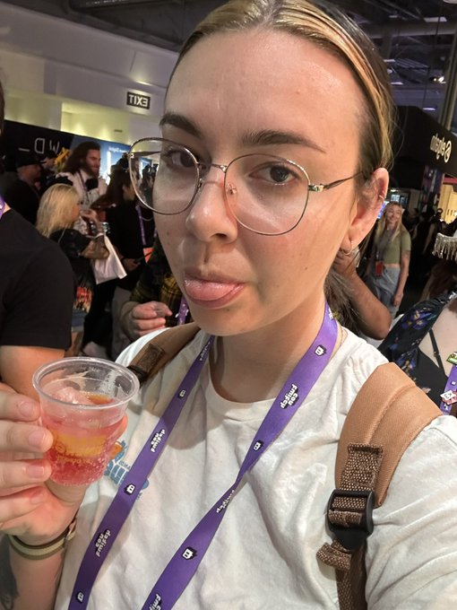 DAY 2, I GOT A WHITE SHIRT ON WITH A BROWN BACKPACK, SAY HI!!! https://t.co/y93YCnH2Yj