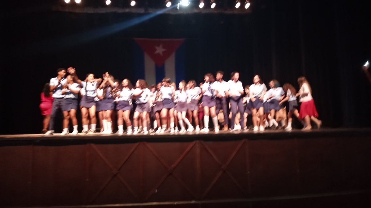 barreto_nt's tweet photo. IPVCE Lenin de fiesta. Se despide GRADUACIÓN  49. En amalgama de alegría y tristeza, sus graduados cantaron a la ciencia, al amor, a la fraternidad, a su institución. Familiares, claustro e invitados vivieron expectantes cada iniciativa. Felicidades y éxitos!! https://t.co/ftLR85YwWS