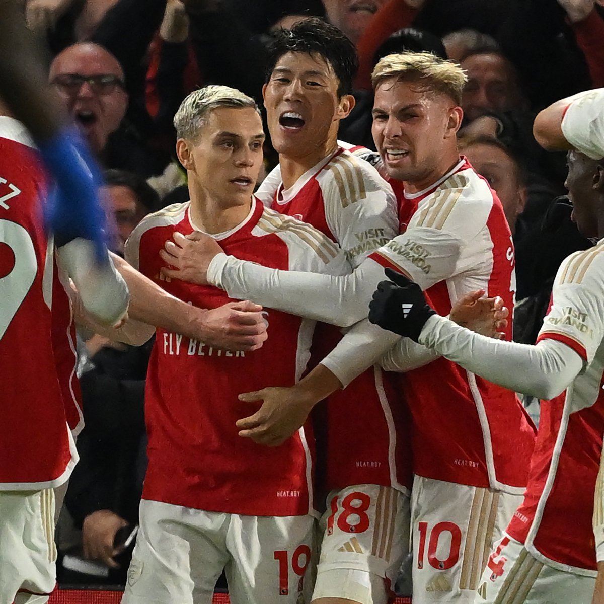 .Arsenal stung Chelsea with a stunning late fightback as they came from two goals down to snatch a 2-2 draw at Stamford Bridge. #Arsenal maintain their unbeaten start to the season. @ChelseaFC 🔵 2-2 @Arsenal 🔴 #WhiteBearNews #CHEARS #ChelseaFC