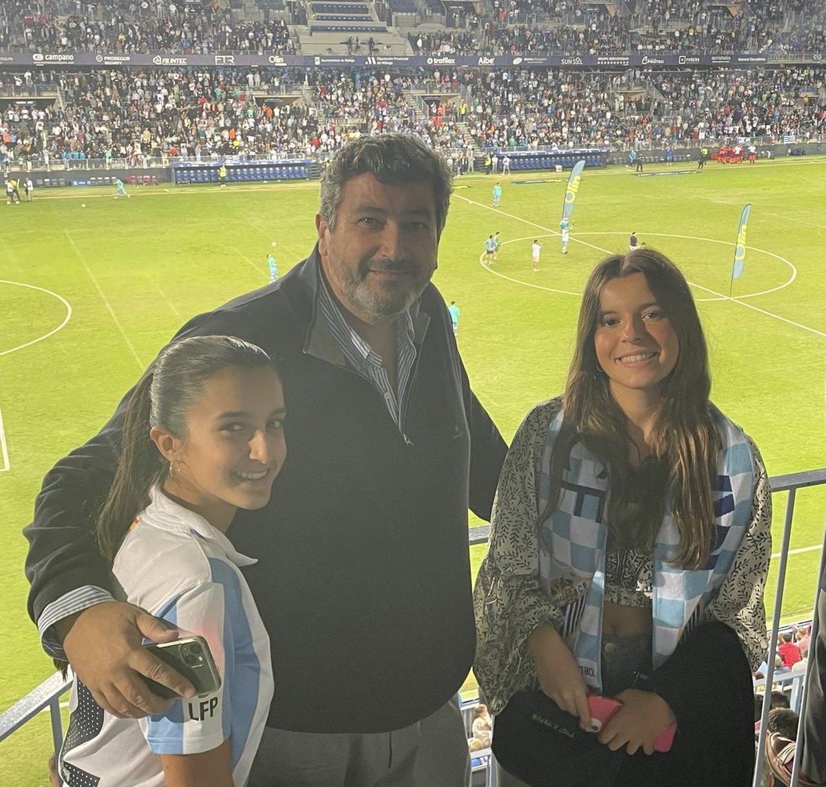 Manuel F. Portero Ortiz (@mportero21) on Twitter photo Mis hijas son malagueñas y malaguistas. Vivo feliz en Málaga y hago más que la media por esta ciudad. Me da mucha pena venir al fútbol a ver a mi equipo y que algunos impresentables amparados por el borreguismo anónimo me llamen “hijo de puta”
Hala Madrid!!! <a href="/realmadrid/">Real Madrid C.F.</a> Mis hijas son malagueñas y malaguistas. Vivo feliz en Málaga y hago más que la media por esta ciudad. Me da mucha pena venir al fútbol a ver a mi equipo y que algunos impresentables amparados por el borreguismo anónimo me llamen “hijo de puta”
Hala Madrid!!! <a href="/realmadrid/">Real Madrid C.F.</a>