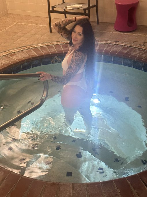 Can you come hot tub with me? 😘 https://t.co/MRGdRUIVOb