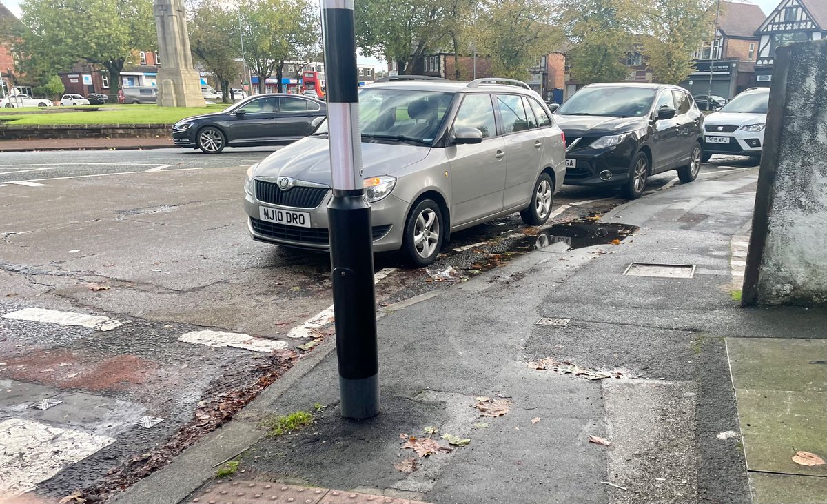 NiceUrmston's tweet photo. Double trouble at  Davyhulme circle. Skoda’s ok though as the hazards are a flashin’ 👍

@YPLAC @gmptraffic #urmston https://t.co/9tkO5uWgQW